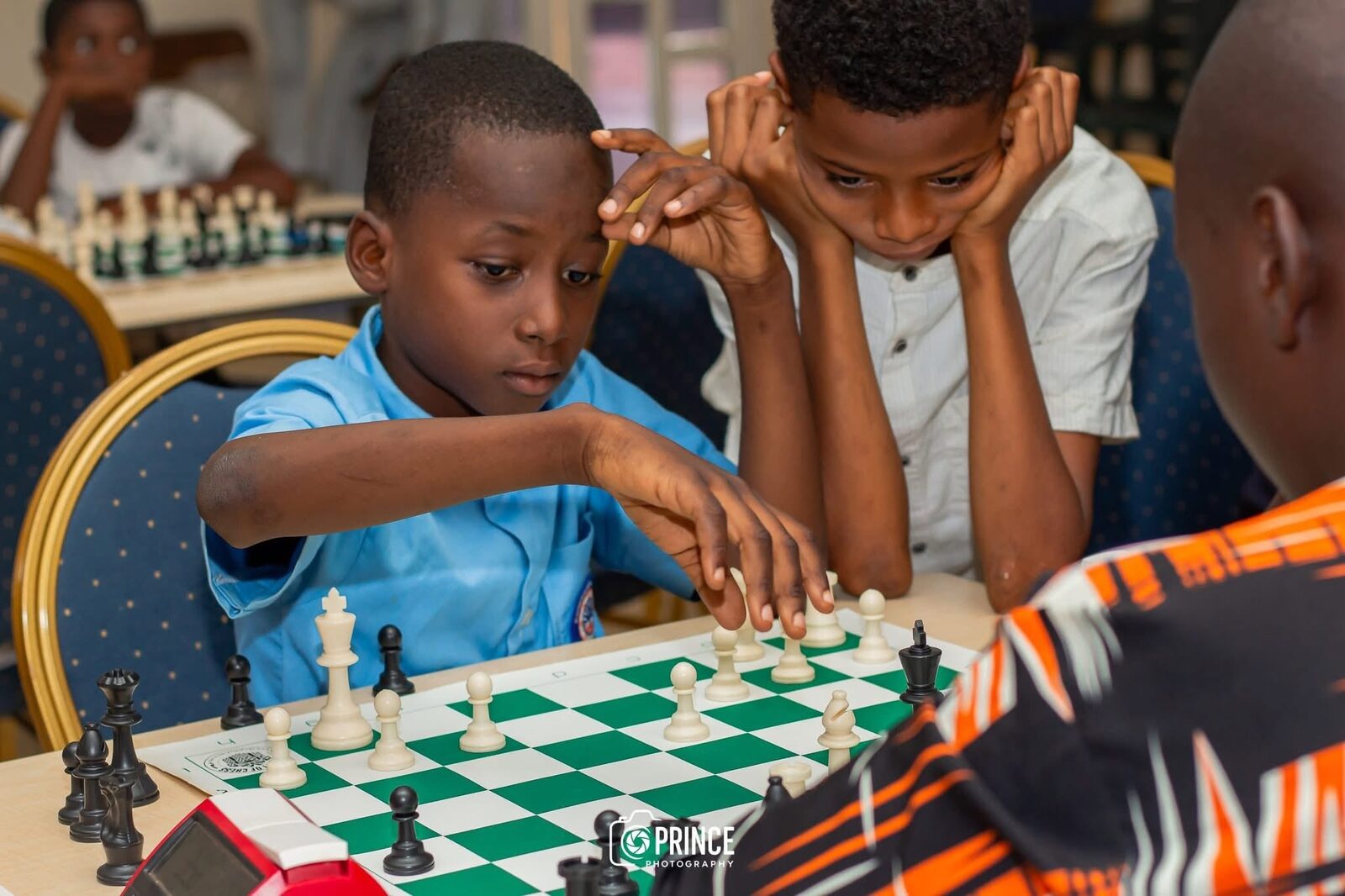 Élèves jouant aux échecs
